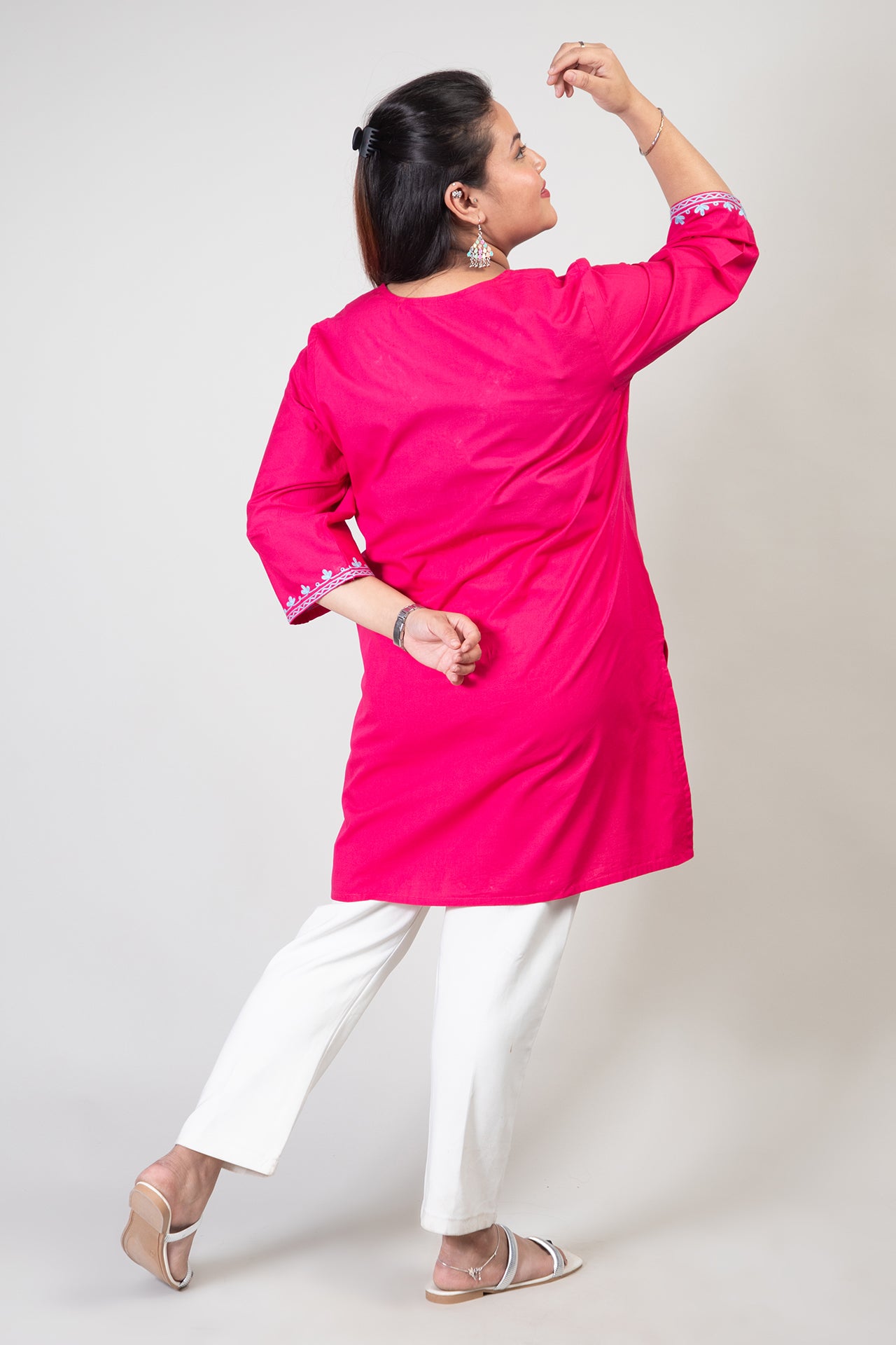 Dark Pink Premium Kashmiri Short cotton Kurti Styled with V-Neck cut at front and graced with Light Blue colour Floral Aari Work Embroidery
